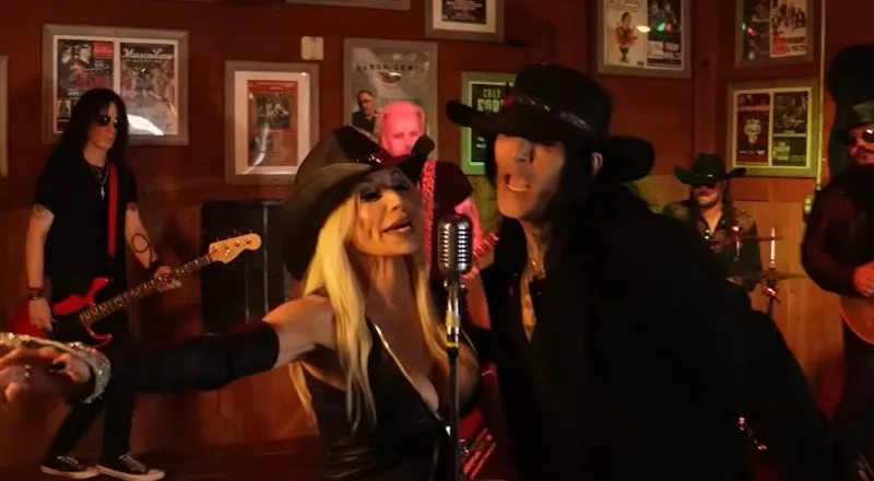 Femme Fatale’s Lorraine Lewis Sings “Jackson” With Blacklist Union